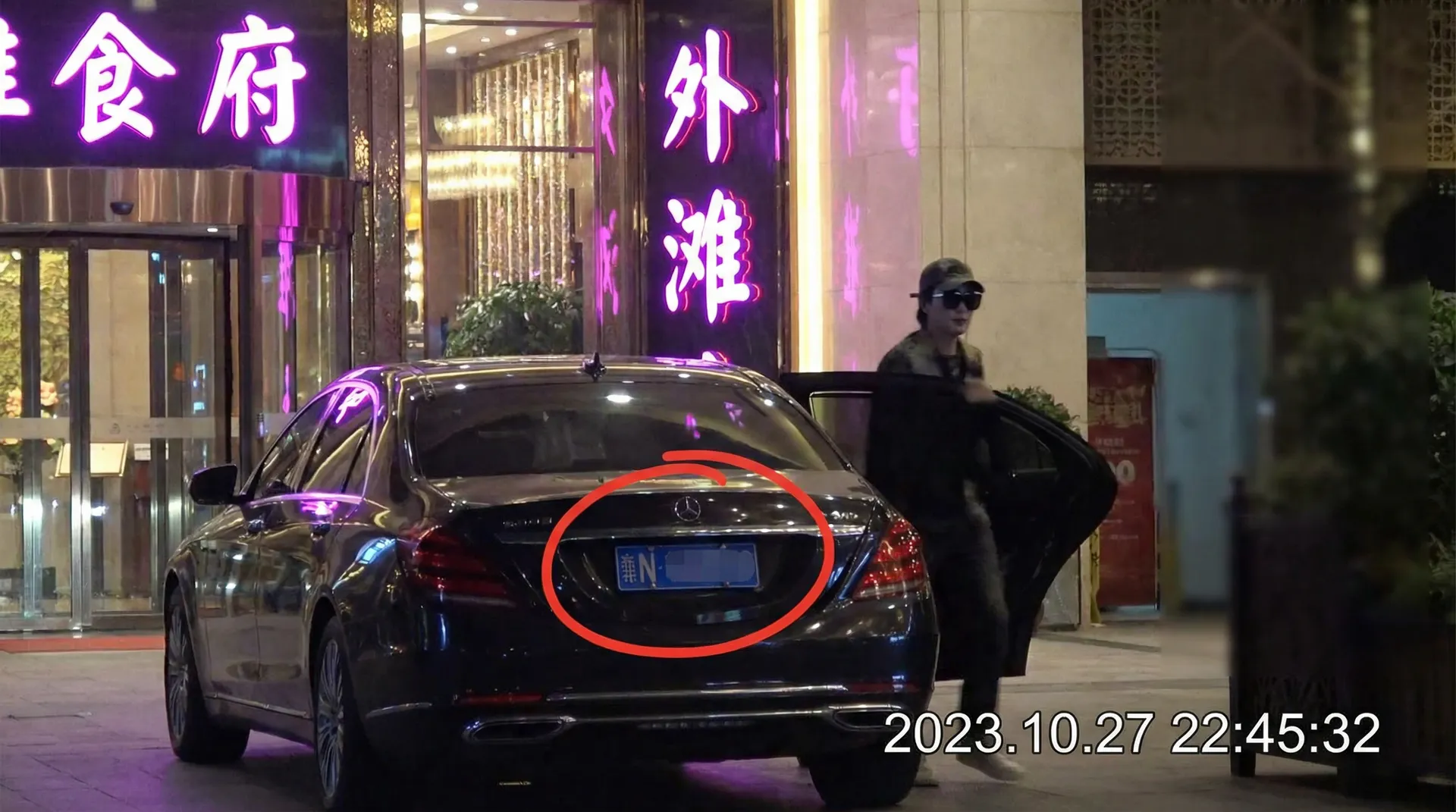 AG亚娱网站 - 豪车餐厅外偷拍
